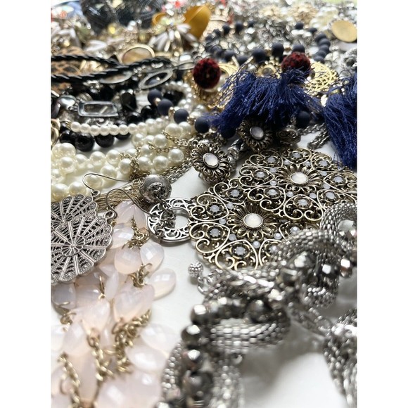 Vintage To Now Jewelry 25 Pc Lot Of Jewelry, No Junk All Wearable Or Resell - Picture 2 of 10